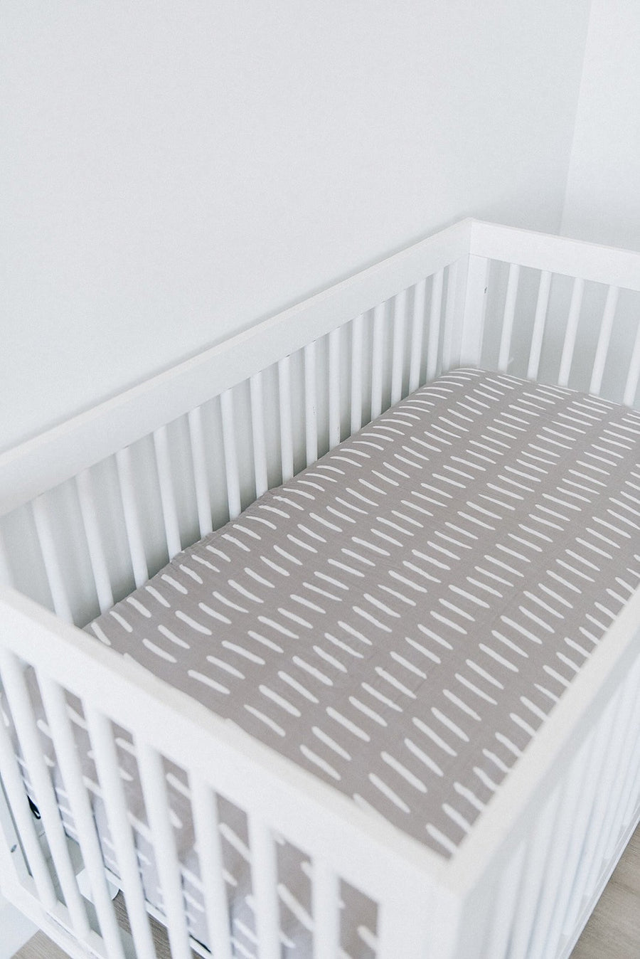 GREY DASH MUSLIN CRIB SHEET
